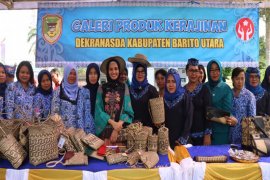 Istri Gubernur Kalteng beli kerajinan rotan Barito Utara