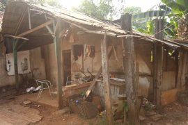 Rumah gubuk  di antara perumahan elit perlu uluran dermawan