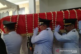 Sembilan Camat Gowa  membopong jenazah IYL untuk dishalatkan