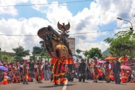 Pawai Karnaval Etnik Trenggalek berlangsung meriah