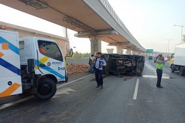 Mobil bak terbuka bermuatan kelapa kecelakaan di tol Cawang