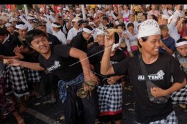 Tradisi perang ketupat