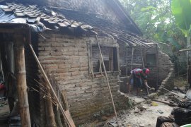 4 rumah rusak berat di Desa Sinar Jaya akibat gempa bermagnitudo 6,9 pada Jumat (2/8) malam.