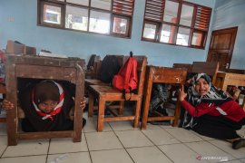 Warning of big waved unrelated to banten's quake