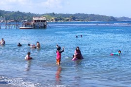 Pantai Lumintang salah satu potensi wisata Minahasa Tenggara Page 2 Small