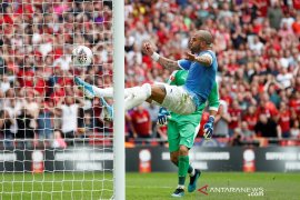 Sundulan Walker selematkan gawang Mancester City