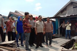 Tinjau lokasi tanah longsor, Bupati serahkan bansos kepada para korban
