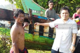 Delapan perahu karam diterjang ombak ganas laut Mukomuko