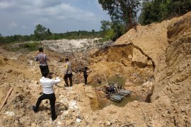 Dua korban kecelakaan tambang timah di Bangka Barat berhasil dievakuasi