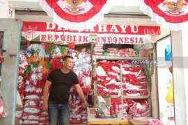 Berburu pernak-pernik Agustusan di Kampung Bendera Darmokali