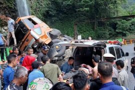 Truk tangki hantam pagar objek wisata Lembah Anai