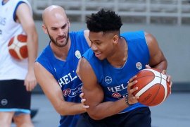 Antetokounmpo rela tukarkan trofi MVP NBA