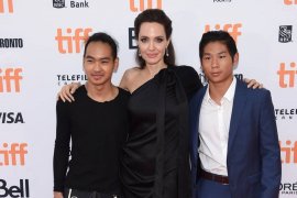 Anak tertua Angelina Jolie-Brad Pitt hapus Pitt dari nama belakang
