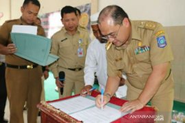 Pemprov Babel serahkan bantuan bus sekolah di Kecamatan Air Gegas