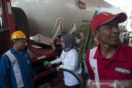 Transaksi Nontunai Pengisian Mobil Tangki