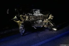 Kijang Innova dan pikap L300 tabrakan hebat di Tanah Datar, seorang lansia meninggal