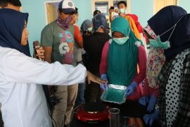 Unej berikan pelatihan pembuatan plastik ramah lingkungan dari tongkol jagung