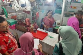 Disnak Situbondo sidak daging sapi di pasar tradisional