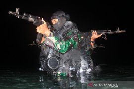 Yontaifib 2 Marinir latihan selam tempur di Situbondo