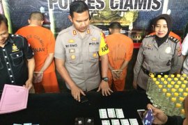 Jual minuman keras di bengkel tambal ban