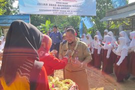 Bank Kalsel laksanakan literasi di SDN Bincau
