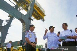 Menteri Perhubungan kunjungi Pelabuhan Pantoloan Page 1 Small