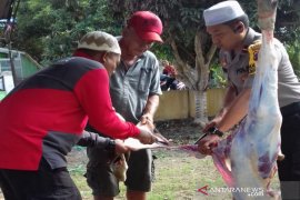 Momen Idul Adha, Kapolsek bekurban dan makan bersama warga