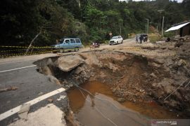 Jalan akses wisata Mandeh amblas
