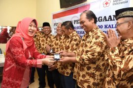 Wawali Kota Kediri beri penghargaan pendonor aktif