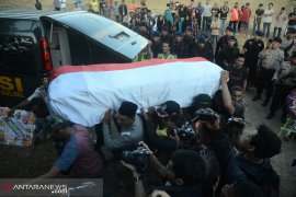 Jenazah alm Brigpol Anumerta Hedar dimakamkan di Pemakaman Laijo Barru