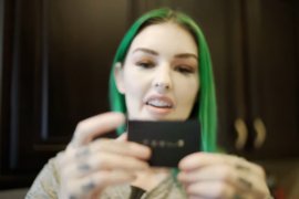 Amie nekat tanam chip kunci mobil Tesla ke lengannya