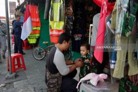 Pedagang pakaian pejuang di Surabaya "panen" jelang Agustusan