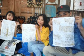 UMK mengajak tiga mahasiswa asing membatik bertema kemerdekaan