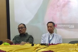 Bayi Azila dipasang plat sebagai ganti tulang dada