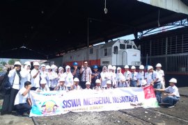 Peserta SMN 2019 antusias kunjungi PT KAI