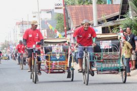 Lomba balap becak kayuh meriahkan HUT Kemerdekaan RI