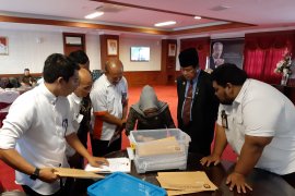 KPU serahkan berkas anggota DPRD Kepri terpilih kepada Plt Gubernur
