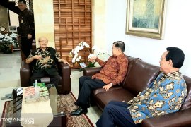 Wapres JK ditemani Sri Sultan Hamengkubuwono X jenguk Syafii Maarif