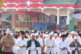 Minta turun hujan, Bupati Inhil bersama ribuan masyarakat shalat Istisqa
