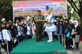 SMAN 2 Barabai juara satu lomba drum band