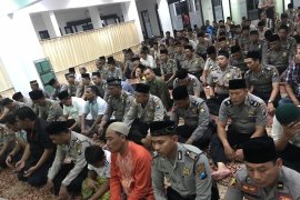 Anggota Polresta Sidoarjo doa bersama untuk pahlawan