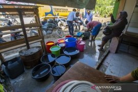 Suplai air bersih korban banjir bandang Page 1 Small