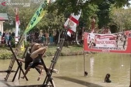 Kodim Penajam semarakan HUT  Kemerdekaan gelar lomba "perang bantal"