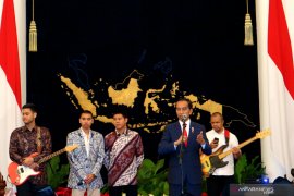 Siswa dari Sulsel dapat sepatu dari Presiden Joko Widodo