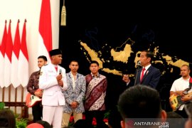 Presiden Jokowi berdiskusi ringan dengan penggerek  bendera Rangga
