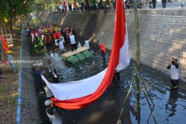 "Merdeka" dari sampah, warga Jombang gelar upacara HUT RI di sungai