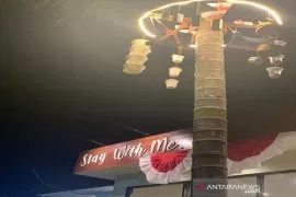 Kedai kopi "Stay With Me" ramaikan Kemerdekaan dengan hiasan pohon pinang