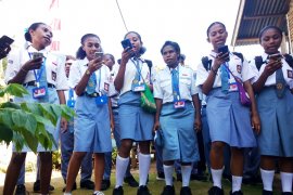 Peserta SMN Papua Barat  belajar lagu daerah Sulbar