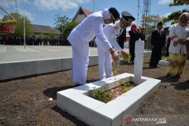 Bupati-Wabup  ziarahi  ke TMP 5 Desember