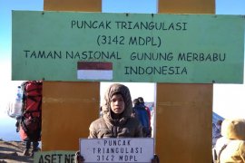 Siswa SD ini peringati HUT ke-74 Indonesia di Puncak Merbabu